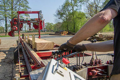 Holz Overberg: die Computersteuerugn der SERRA Bavaria SL 130i sorgt für absolut präzisen Schnitt