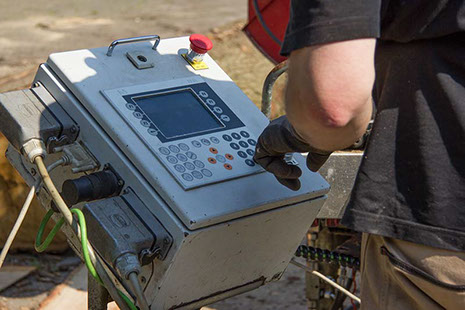 Holz Overberg: Frank Overberg bedient die COmputersteuerung der SERRA Bavaria SL 130i